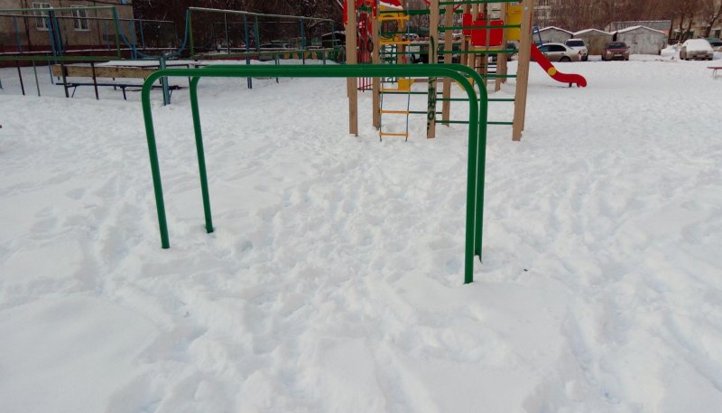 Площадка для воркаута в городе Кемерово №7956 Маленькая Современная фото