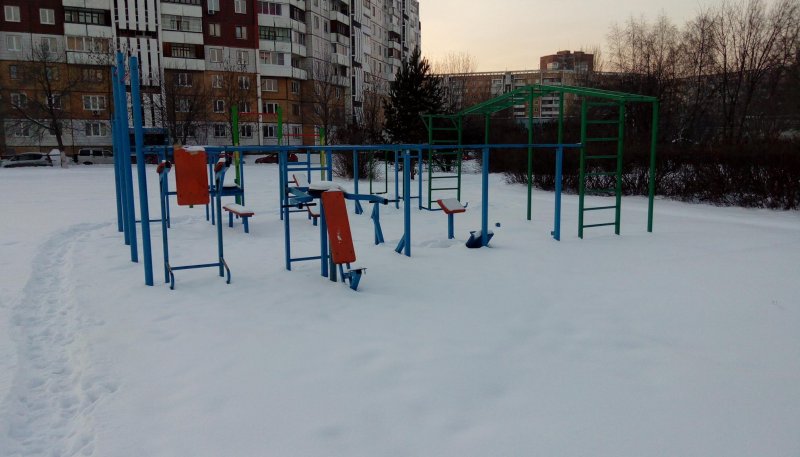 Площадка для воркаута в городе Кемерово №7959 Средняя Современная фото