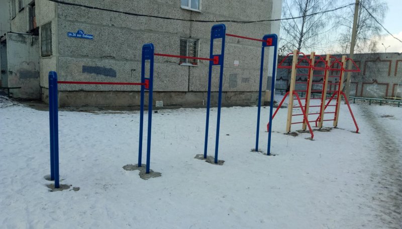 Площадка для воркаута в городе Тюмень №8147 Средняя Современная фото