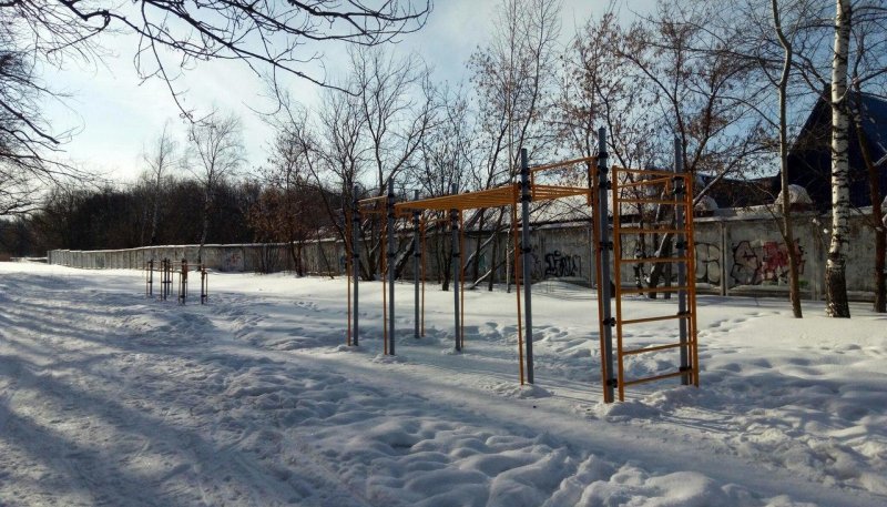 Площадка для воркаута в городе Бугульма №8193 Маленькая Современная фото