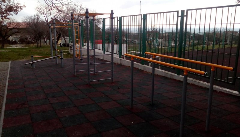 Площадка для воркаута в городе Геленджик №8294 Маленькая Современная фото