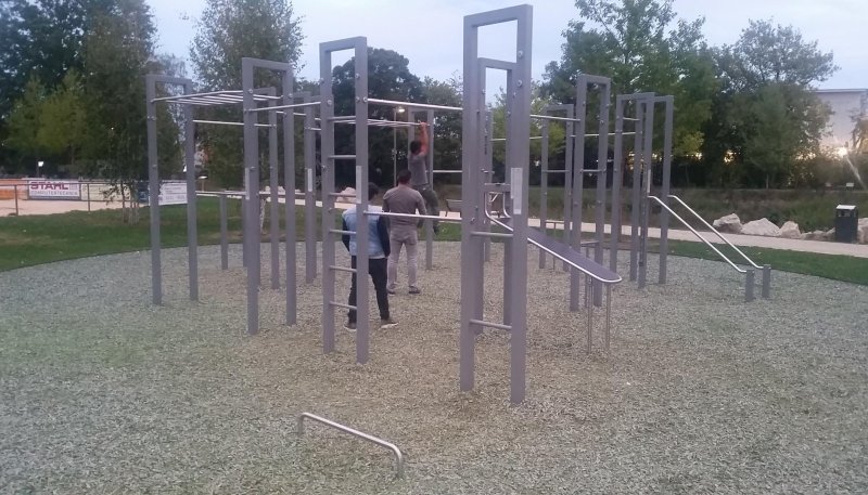 Площадка для воркаута в городе Пфаффенхофен-ан-дер-Ильм №9074 Средняя Современная фото