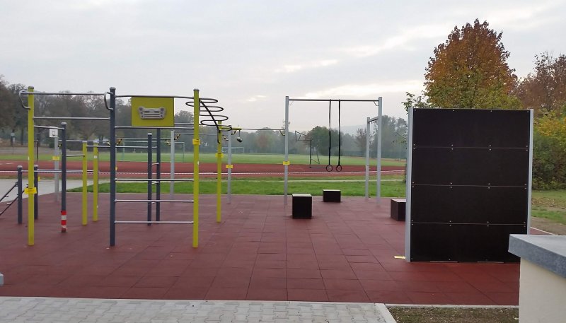 Площадка для воркаута в городе Айхштет №9152 Маленькая Современная фото