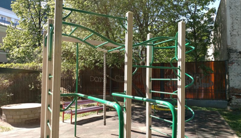 Площадка для воркаута в городе Москва №9345 Маленькая Современная фото