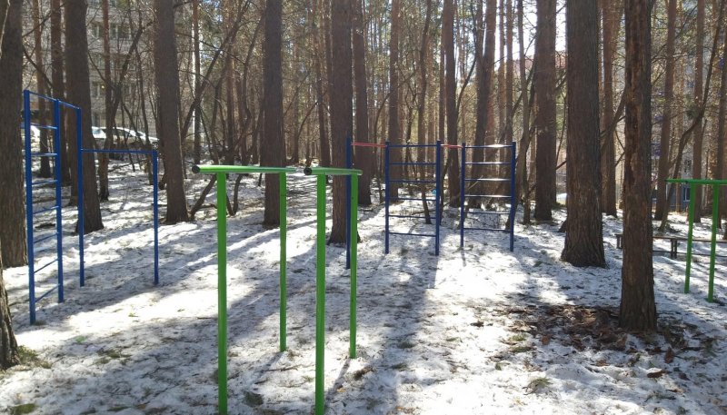 Площадка для воркаута в городе Новосибирск №9520 Маленькая Современная фото