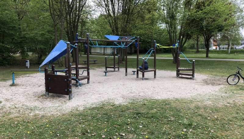 Площадка для воркаута в городе Зенфтенберг №9598 Маленькая Современная фото