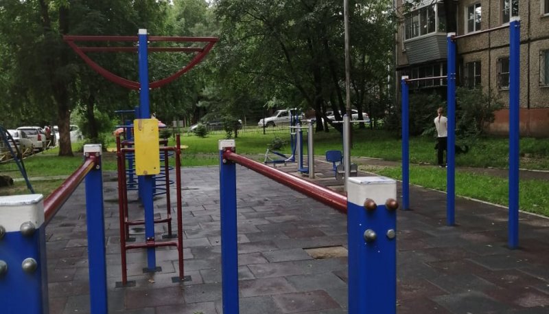 Площадка для воркаута в городе Хабаровск №9979 Маленькая Современная фото