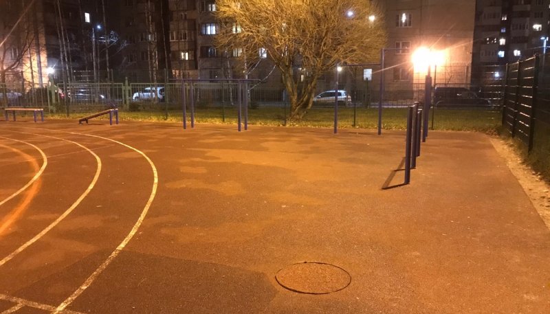 Площадка для воркаута в городе Санкт-Петербург №10368 Маленькая Современная фото