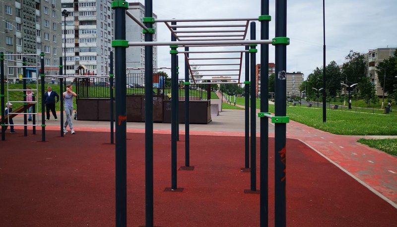 Площадка для воркаута в городе Ступино №10794 Маленькая Современная фото
