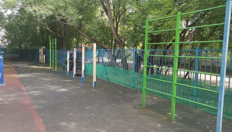 Площадка для воркаута в городе Москва №10918 Маленькая Современная фото