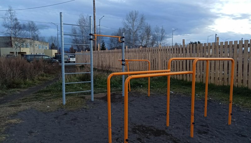 Площадка для воркаута в городе Петропавловск-Камчатский №11075 Маленькая Современная фото