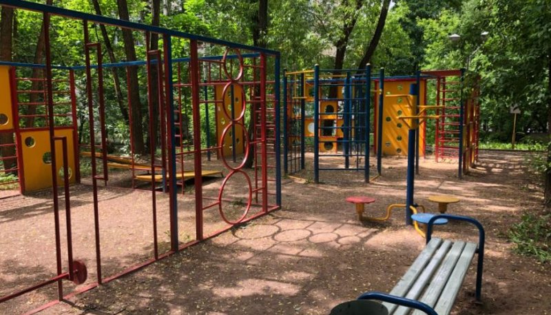 Площадка для воркаута в городе Москва №11198 Маленькая Современная фото