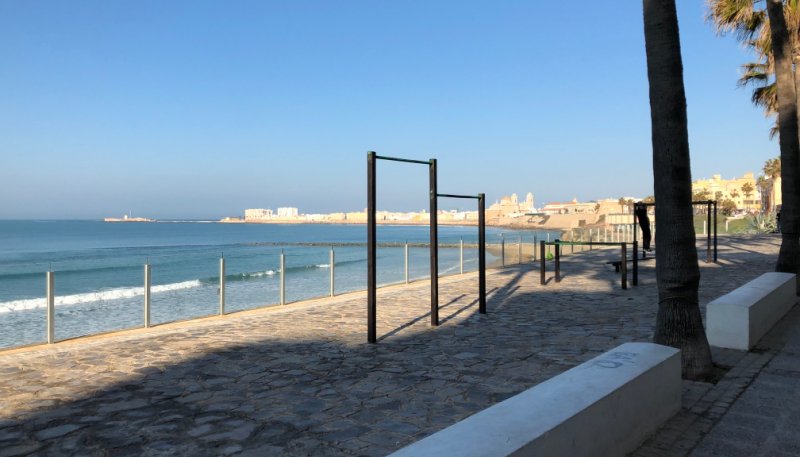 Площадка для воркаута в городе Севилья №11207 Маленькая Современная фото