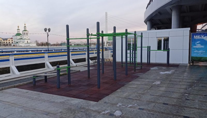 Площадка для воркаута в городе Тюмень №11623 Маленькая Современная фото