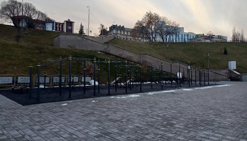 Площадка для воркаута в городе Тюмень №11622 Большая Современная фото