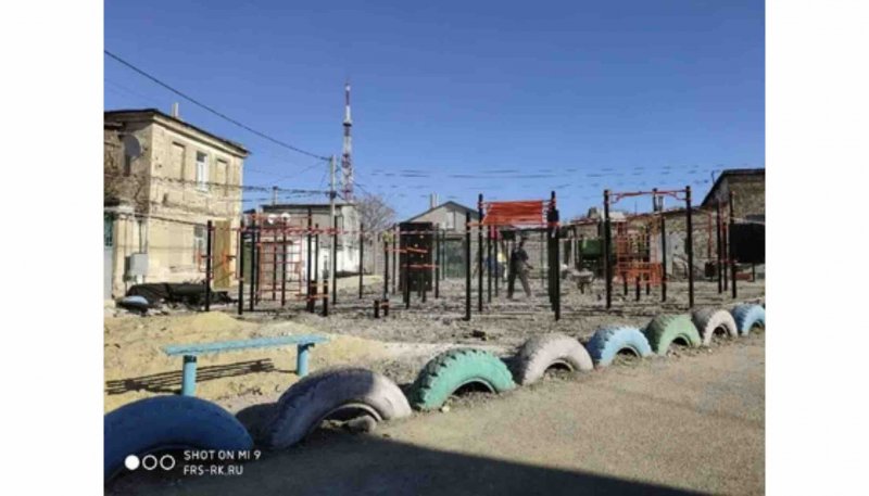 Площадка для воркаута в городе Симферополь №11720 Средняя Современная фото