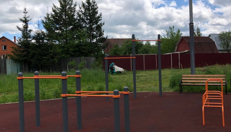 Площадка для воркаута в городе Москва №11869 Маленькая Современная фото