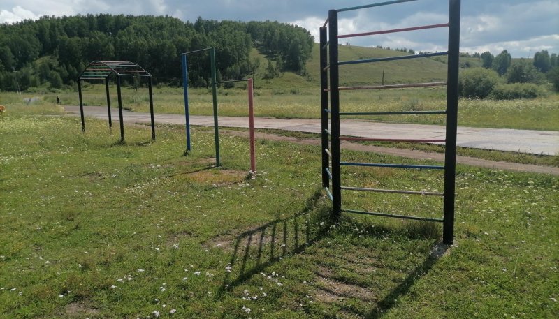 Площадка для воркаута в городе Заозёрный №11986 Маленькая Современная фото