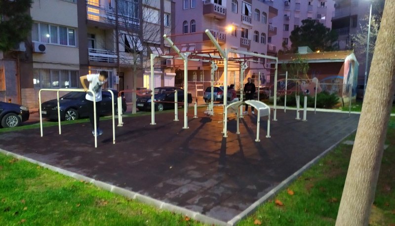 Площадка для воркаута в городе Измир №12235 Средняя Современная фото