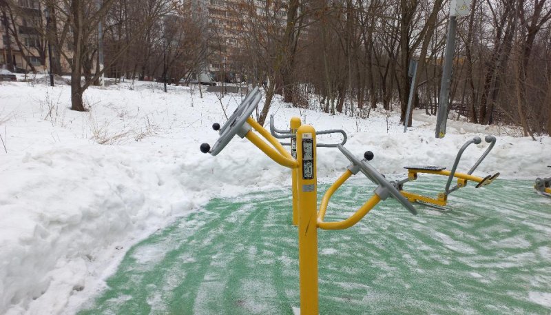 Площадка для воркаута в городе Москва №12272 Средняя Современная фото