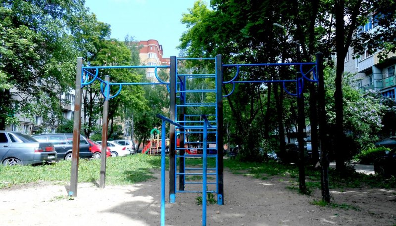 Площадка для воркаута в городе Сергиев Посад №12413 Маленькая Современная фото