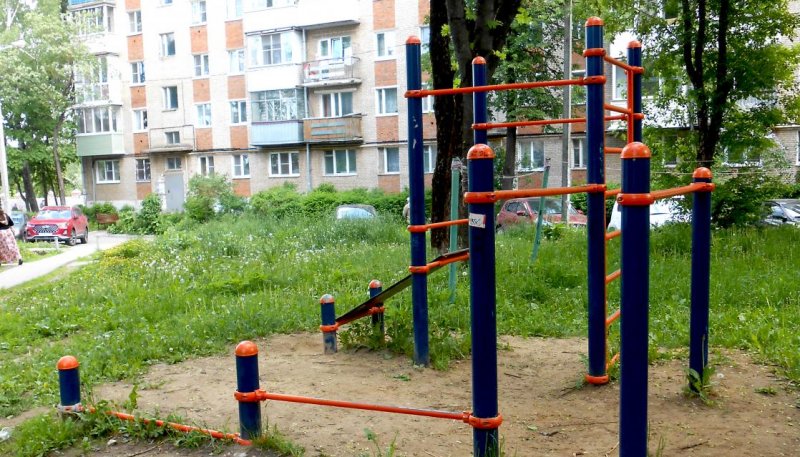 Площадка для воркаута в городе Сергиев Посад №12416 Маленькая Современная фото