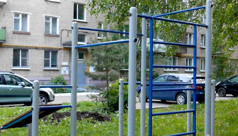 Площадка для воркаута в городе Сергиев Посад №12427 Маленькая Современная фото