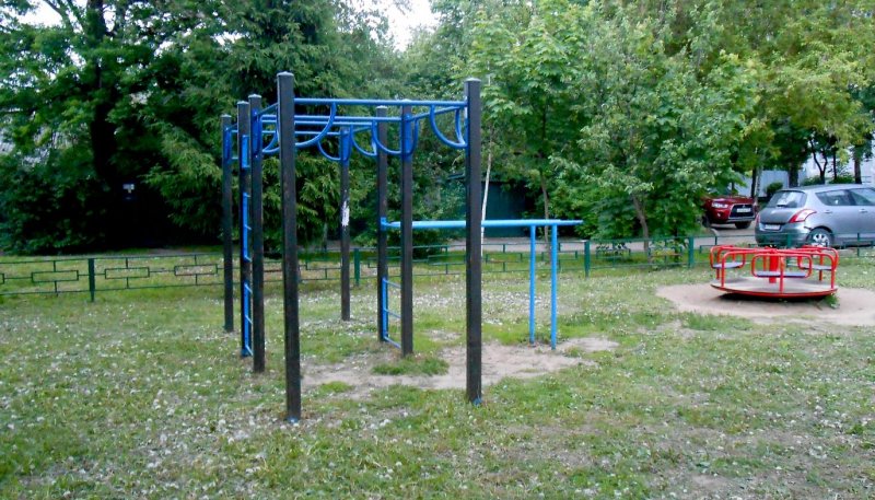 Площадка для воркаута в городе Сергиев Посад №12433 Маленькая Современная фото