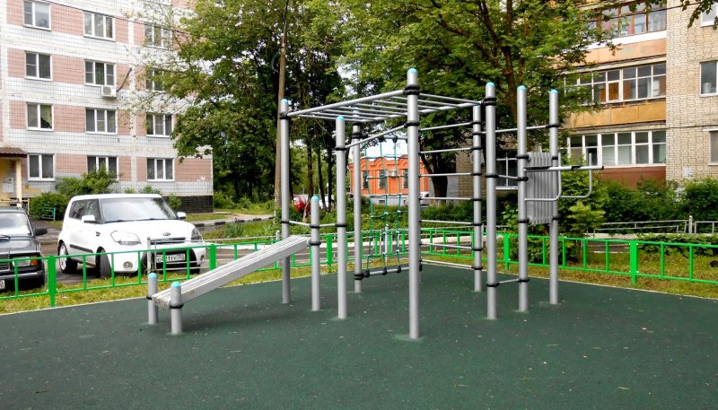 Площадка для воркаута в городе Сергиев Посад №12440 Маленькая Современная фото