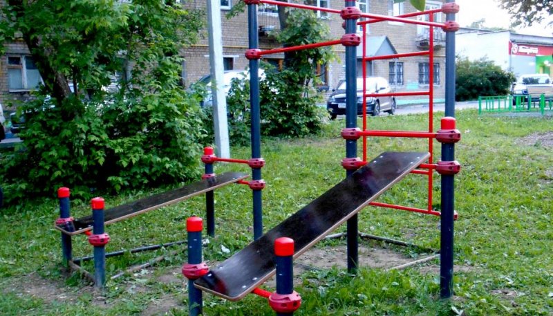 Площадка для воркаута в городе Сергиев Посад №12447 Маленькая Современная фото