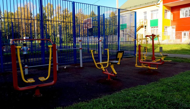 Площадка для воркаута в городе Лесной №12646 Средняя Современная фото