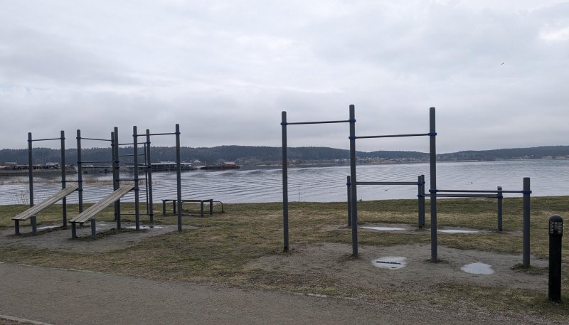 Площадка для воркаута в городе Сортавала №12799 Средняя Современная фото