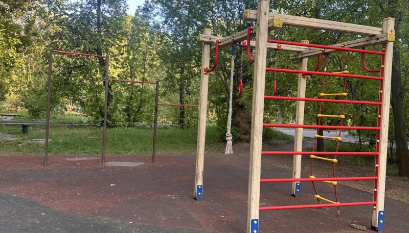 Площадка для воркаута в городе Жуковский №13132 Маленькая Современная фото