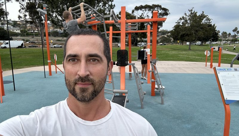 Площадка для воркаута в городе Сан-Диего №13153 Маленькая Современная фото