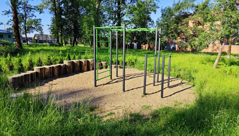 Площадка для воркаута в городе Минск №13199 Маленькая Современная фото