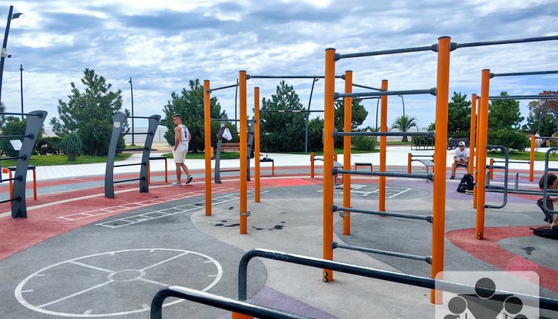 Площадка для воркаута в городе Сочи №13208 Средняя Современная фото