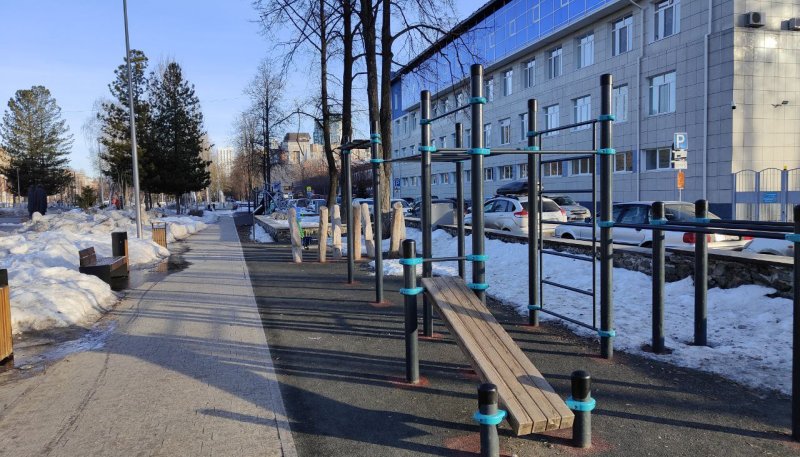 Площадка для воркаута в городе Пермь №13223 Средняя Современная фото