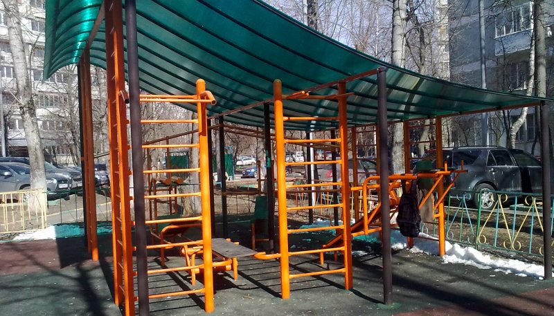 Площадка для воркаута в городе Москва №2774 Маленькая Современная фото