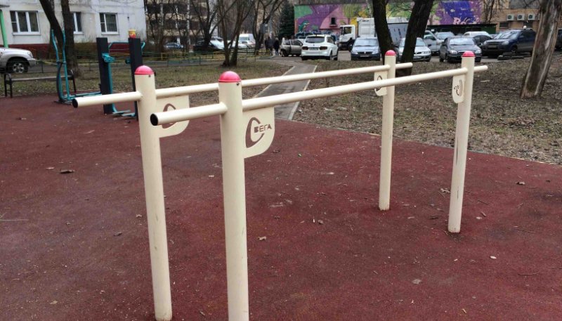 Площадка для воркаута в городе Москва №5076 Маленькая Современная фото