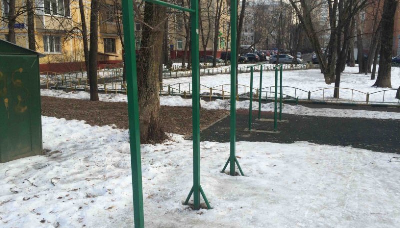 Площадка для воркаута в городе Москва №4865 Маленькая Современная фото