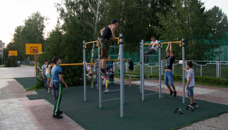 Площадка для воркаута в городе Альметьевск №5279 Маленькая Современная фото