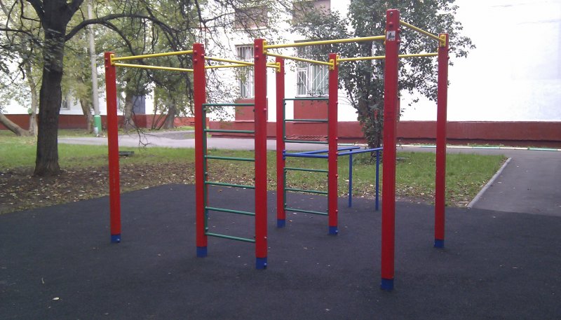 Площадка для воркаута в городе Москва №4440 Маленькая Современная фото