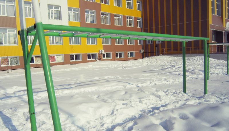 Площадка для воркаута в городе Новый Уренгой №885 Средняя Современная фото