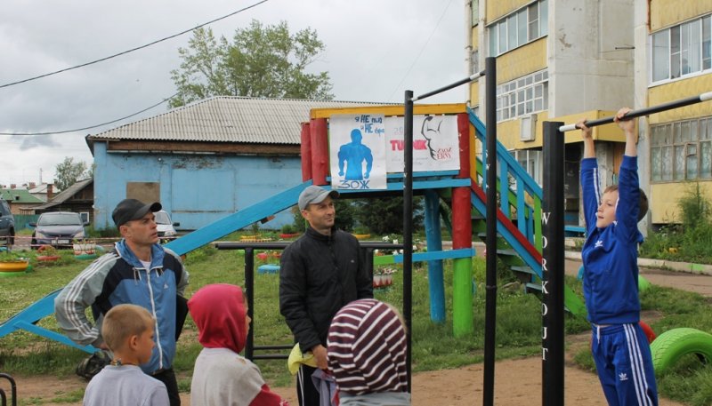 Площадка для воркаута в городе Заозёрный №4938 Маленькая Современная фото