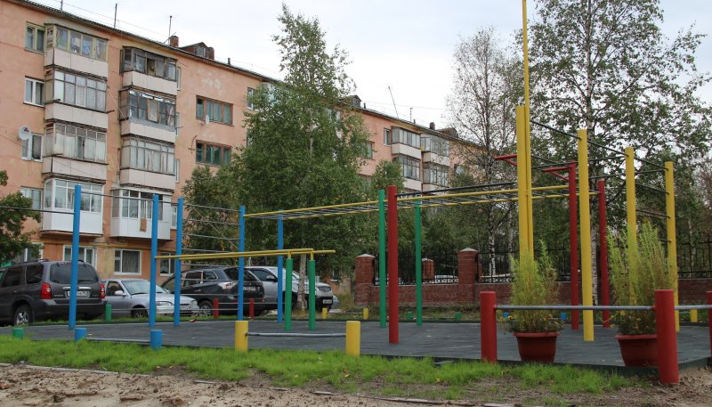 Площадка для воркаута в городе Надым №5517 Средняя Современная фото