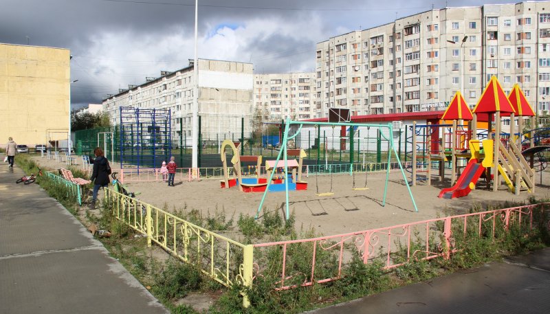 Площадка для воркаута в городе Надым №5522 Большая Современная фото