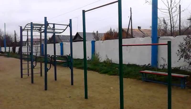 Площадка для воркаута в городе Энгельс №4568 Маленькая Современная фото