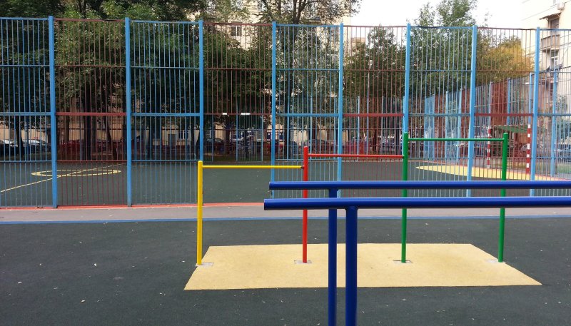 Площадка для воркаута в городе Москва №4160 Маленькая Современная фото