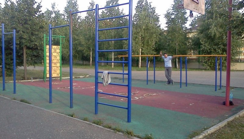 Площадка для воркаута в городе Альметьевск №1168 Маленькая Современная фото