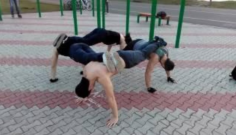 Спорт, мощь. Отжимание квадратом